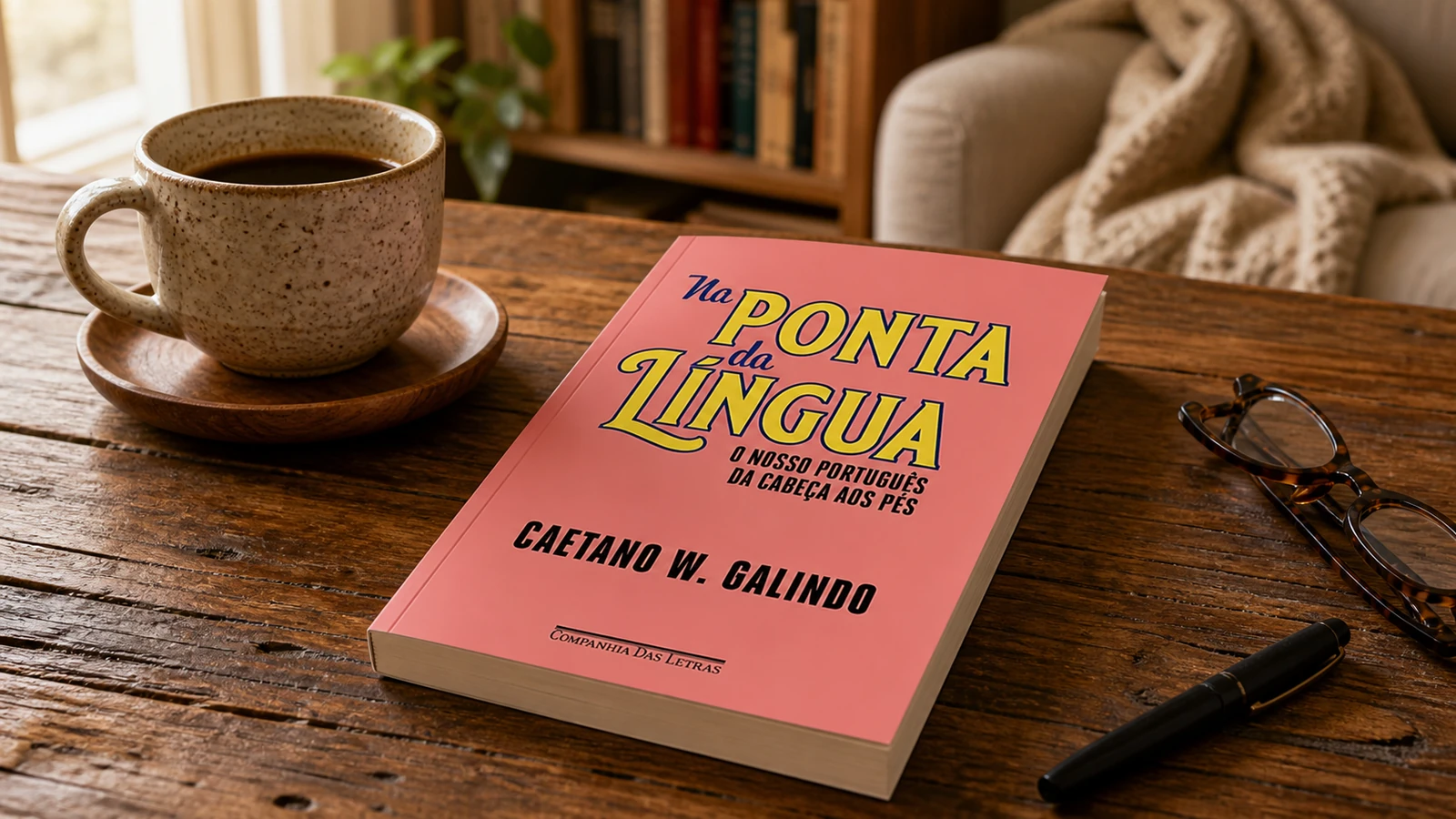 Livro Na ponta da língua, de Caetano Galindo, sobre mesa de leitura