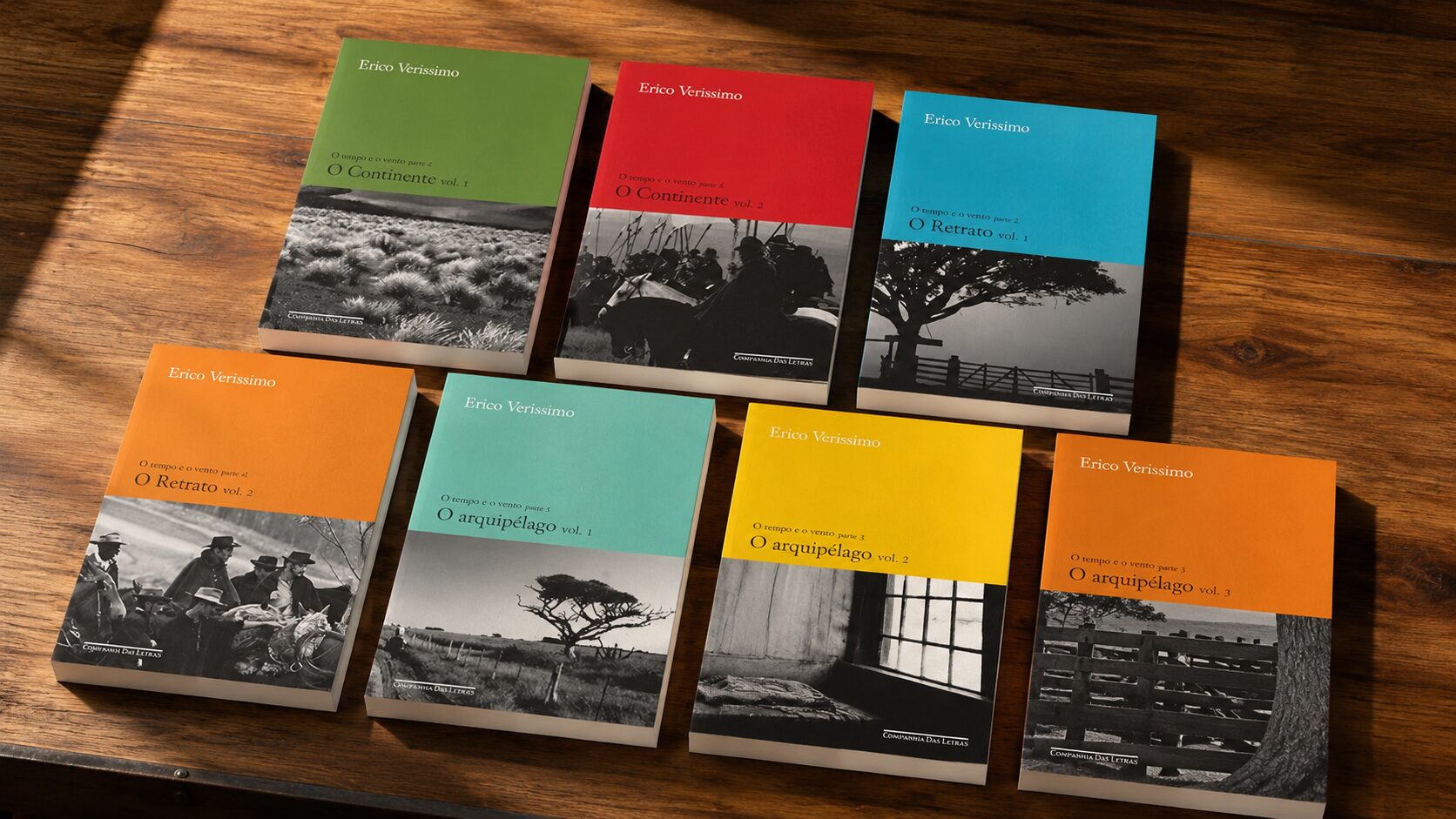 Sete volumes de O Tempo e o Vento, de Erico Verissimo, dispostos sobre uma mesa de madeira