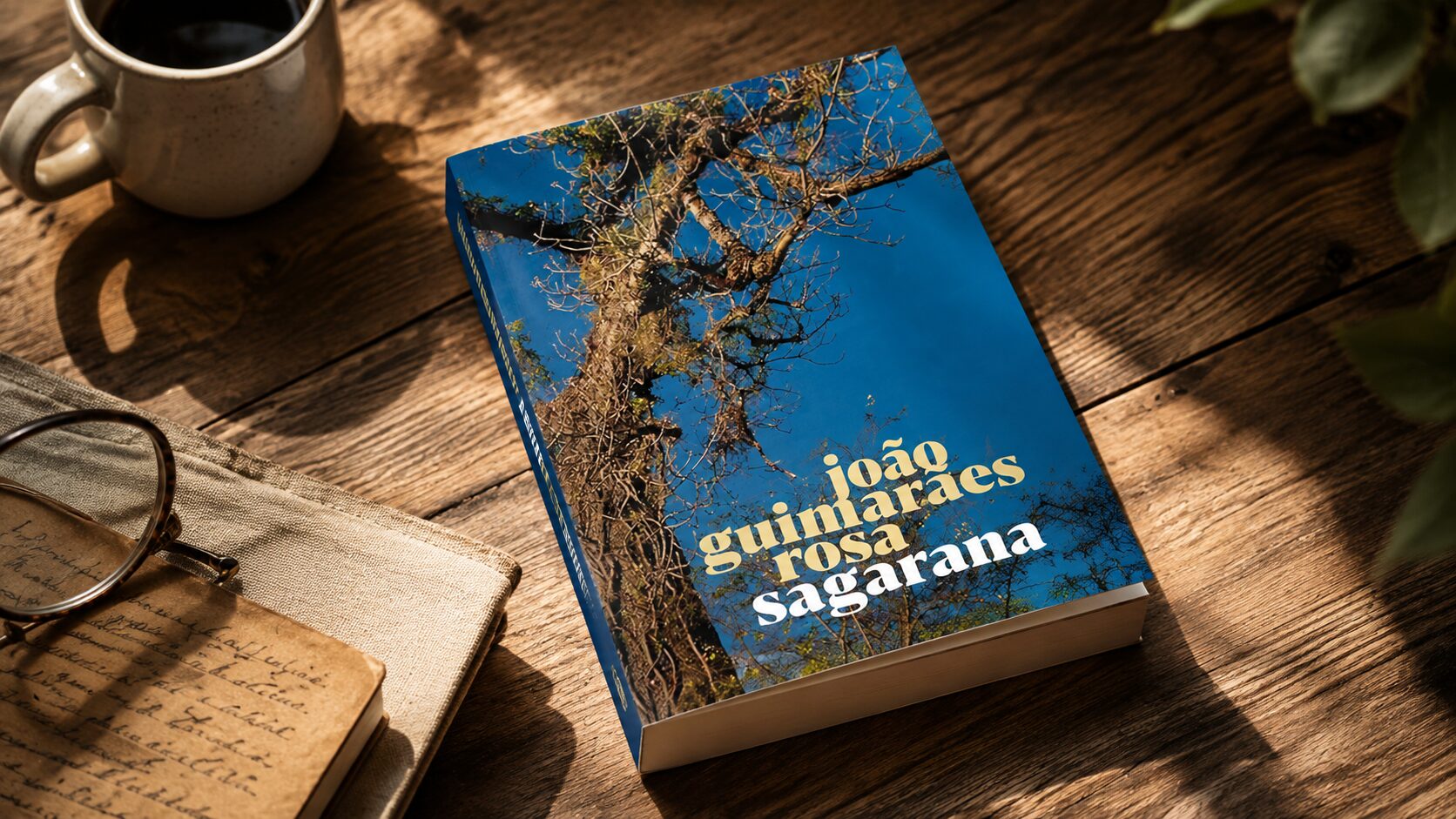 Livro Sagarana, de João Guimarães Rosa, sobre uma mesa de madeira com café e óculos
