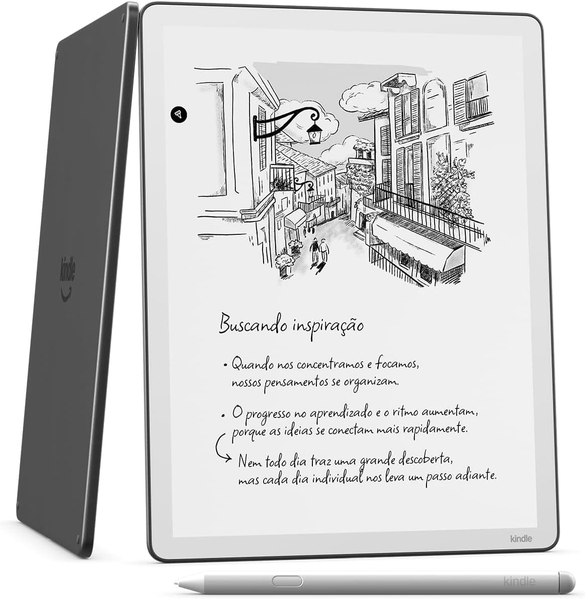 Dois leitores digitais Amazon Kindle Scribe sobre fundo branco. Em destaque frontal, o aparelho de borda branca exibe o desenho de uma paisagem urbana e anotações manuscritas em português com o título "Buscando inspiração". Uma caneta stylus cinza repousa horizontalmente abaixo dele. À esquerda, outro aparelho mostra a parte traseira escura e fina em perspectiva.