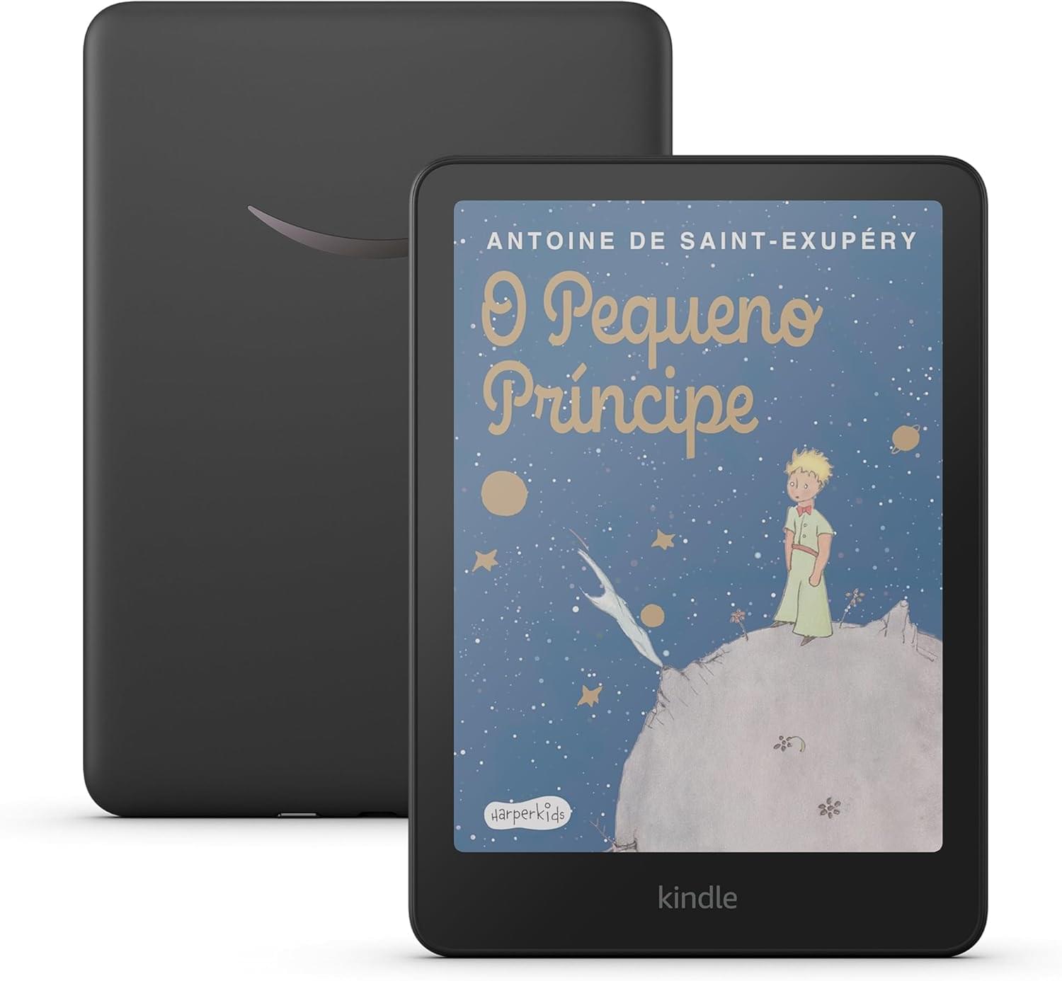 Dois leitores digitais Kindle na cor preta sobrepostos em um fundo branco. O aparelho posicionado à frente exibe a capa colorida do livro infantil "O Pequeno Príncipe" de Antoine de Saint-Exupéry. O aparelho de trás mostra a parte traseira fosca com o logotipo curvo da Amazon.