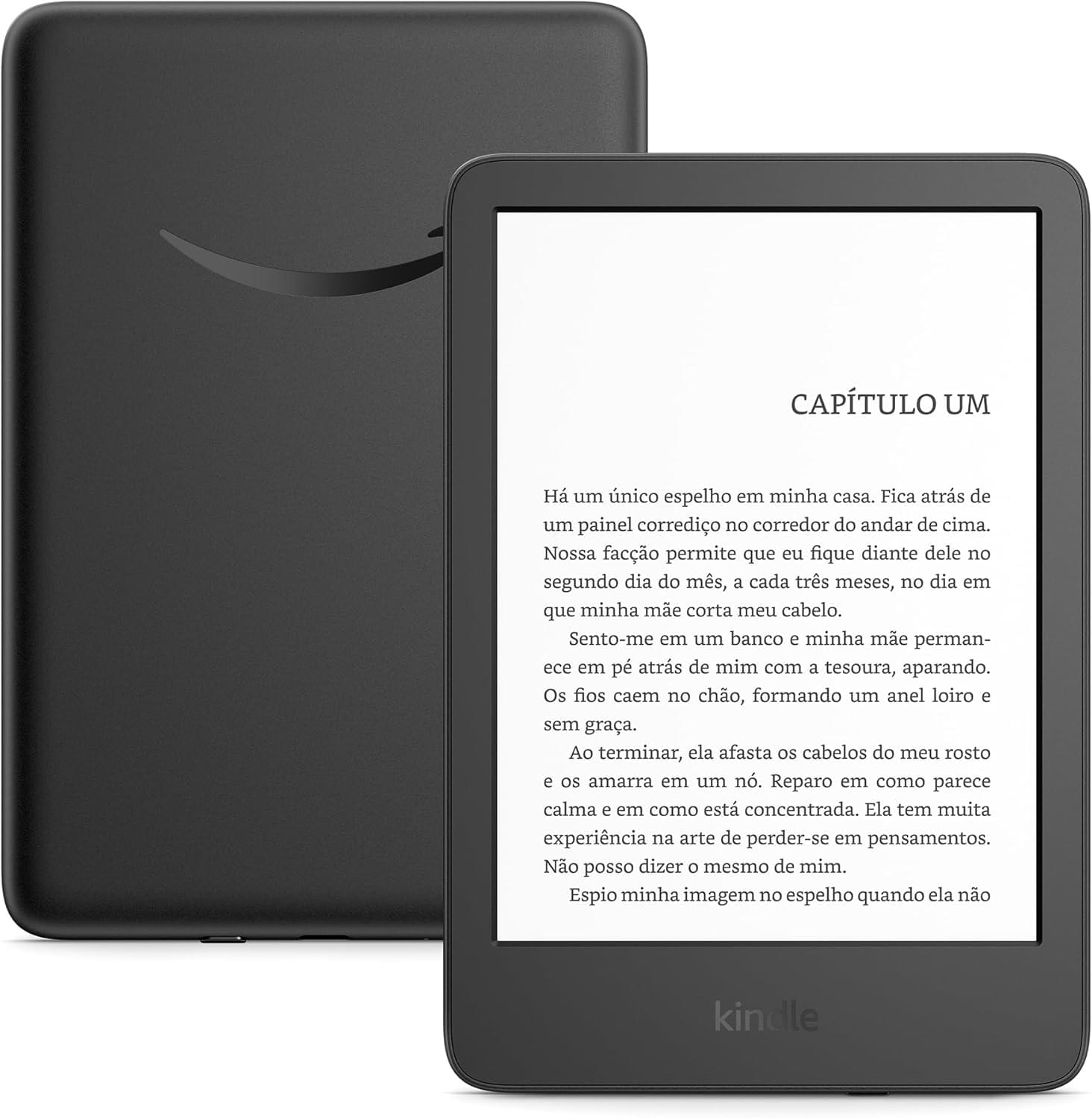 Dois leitores digitais Kindle na cor preta sobrepostos em um fundo branco. O aparelho posicionado à frente exibe uma página de livro em português iniciando com "Capítulo Um". O aparelho posicionado atrás e à esquerda mostra a parte traseira fosca do dispositivo com o logotipo curvo da Amazon.