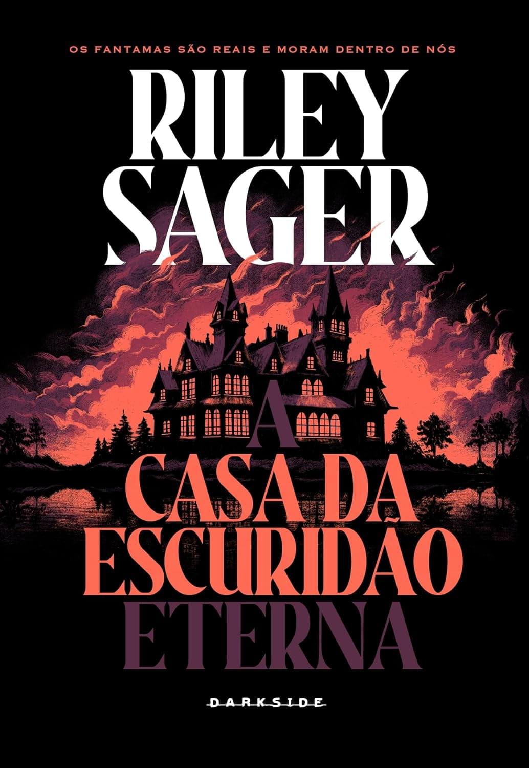 Capa do livro A Casa da Escuridão Eterna, de Riley Sager. Editora Darkside. A ilustração mostra uma mansão sombria com céu vermelho e a frase: "Os fantasmas são reais e moram dentro de nós".