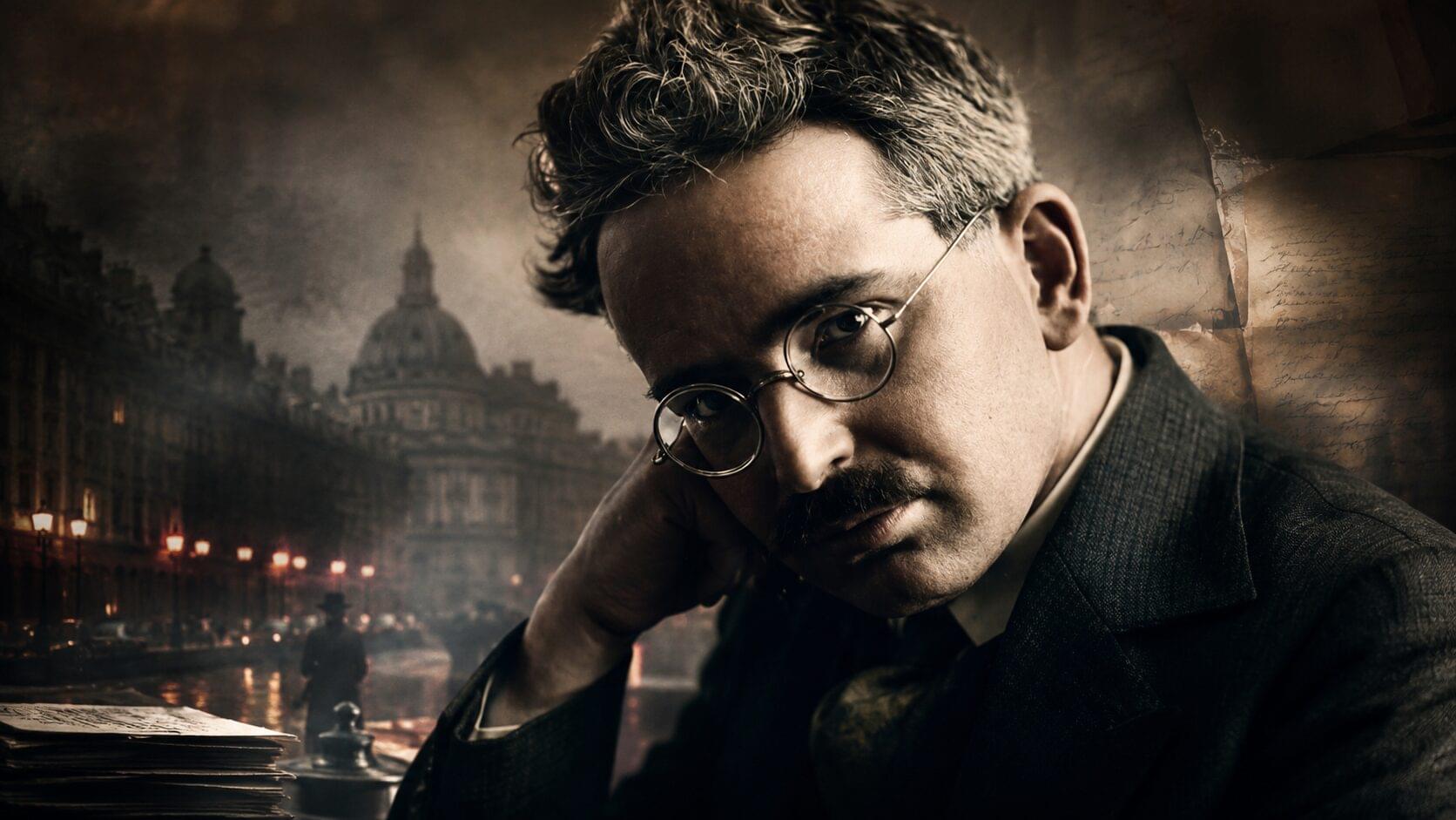 Retrato ilustrativo de Walter Benjamin em cenário urbano europeu, com óculos redondos e expressão contemplativa