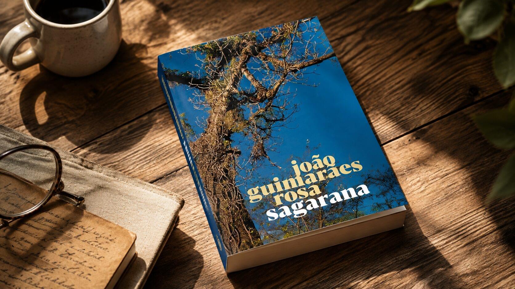 Livro Sagarana, de João Guimarães Rosa, sobre uma mesa de madeira com café e óculos